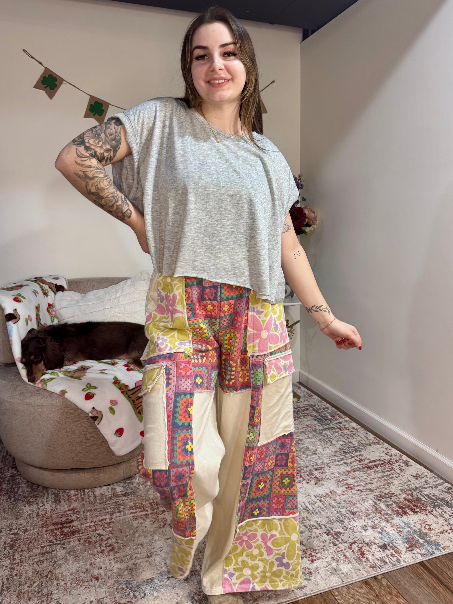 light gray workout top keyhole back stretchy cropped top boho patchwork sweatpants 