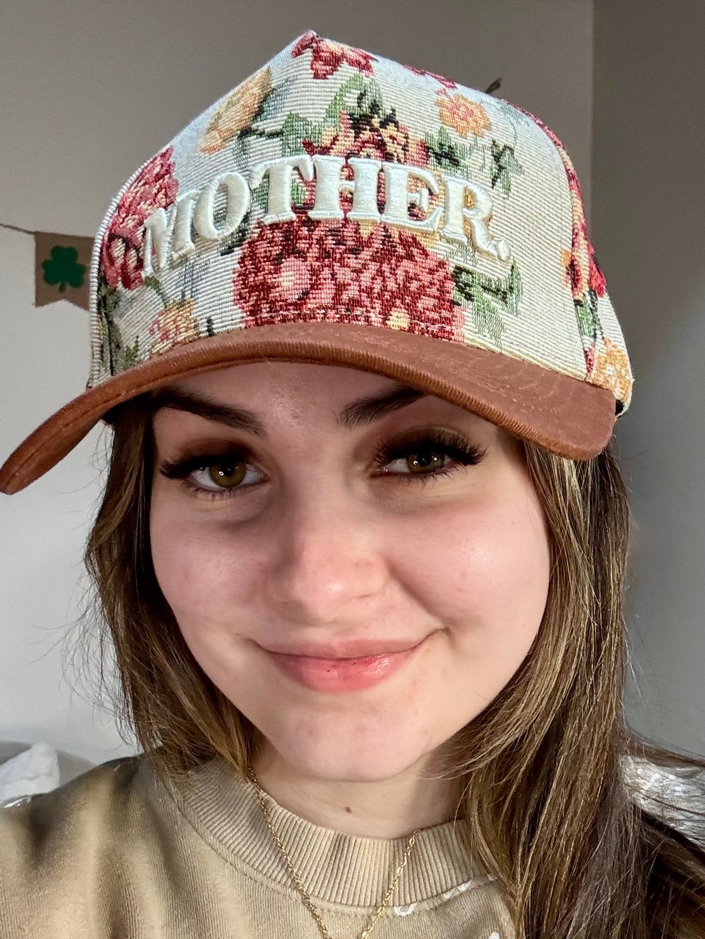 Jacquard embroidered trucker hat "mother."